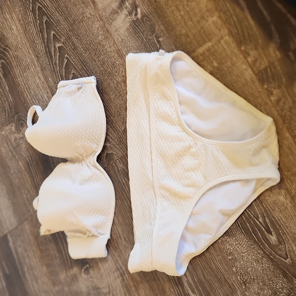 White bikini - Picture 1 of 6